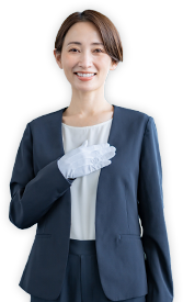 胸に手を当てるスーツの女性