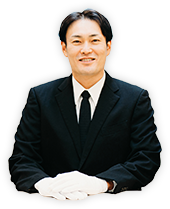 白手袋をしたスーツ男性