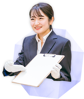 バインダーを見せる女性の写真