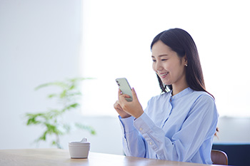 スマホを見る女性