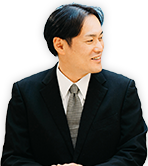 笑うスーツの男性