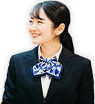 笑うスーツの女性