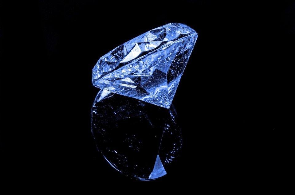 ベキリーブルーは幻の青いザクロ石？宝石ブルーガーネットの存在を検証 