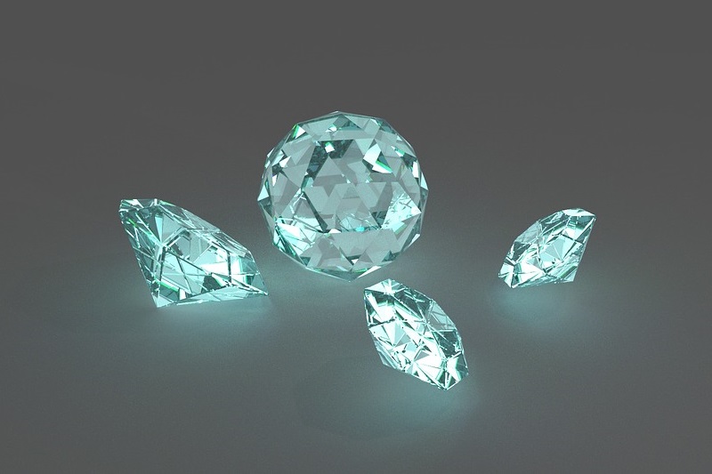 ダイヤモンドの蛍光性とは？紫外線で光る理由と評価方法を解説