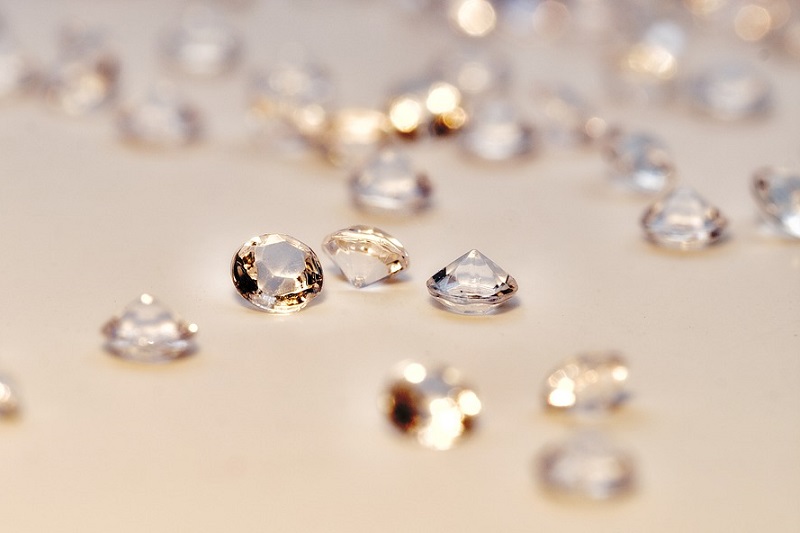 ダイヤモンドの蛍光性に関する特徴
