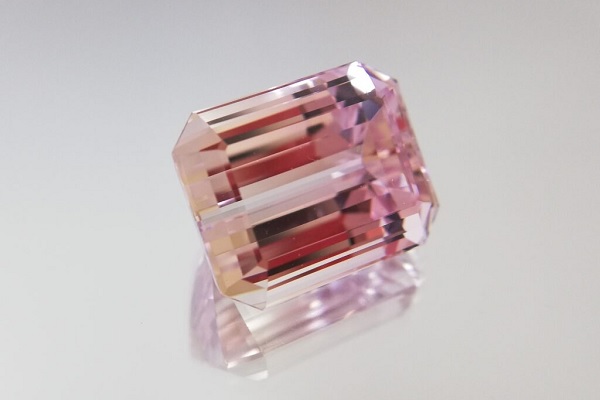 ティファニーのクンツ博士が惚れた宝石クンツァイトとは?その特徴を解説 未来宝飾MARKET