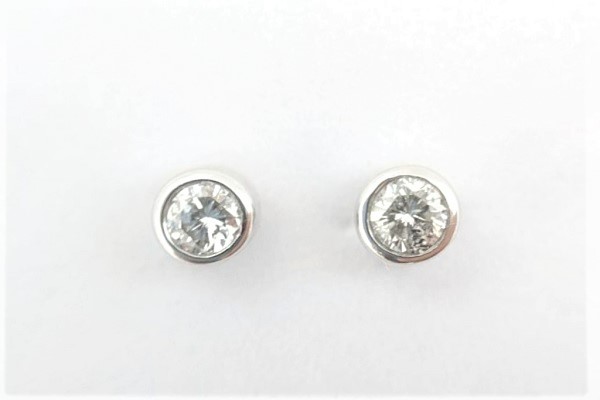 BICO・GHI ダイヤモンド トータル0.1ct フクリンスタッドピアス
