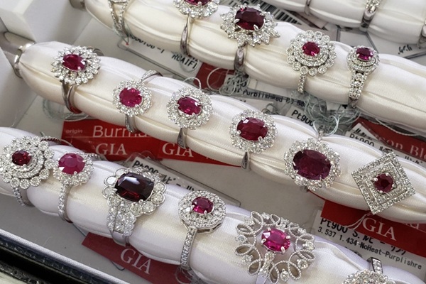 未来宝飾なら赤紫系の宝石が高く売れるワケ