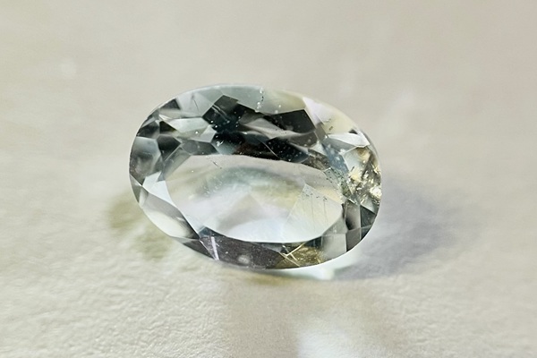 Cloud Dancerに近い宝石-ホワイトトパーズ